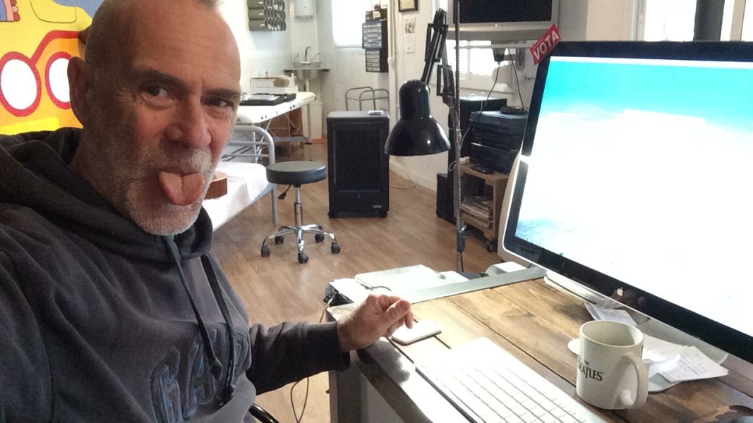 Kike Fernández, escritor, trabajando en su estudio frente al ordenador.