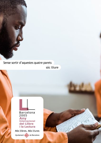Hombre leyendo un libro, con el cartel del Año Internacional del Libro y la Lectura de Barcelona 2005.